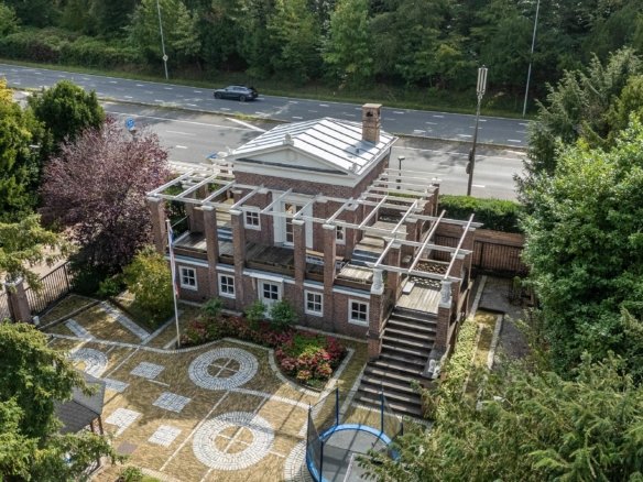 Woning aan de Raadhuislaan te Wassenaar