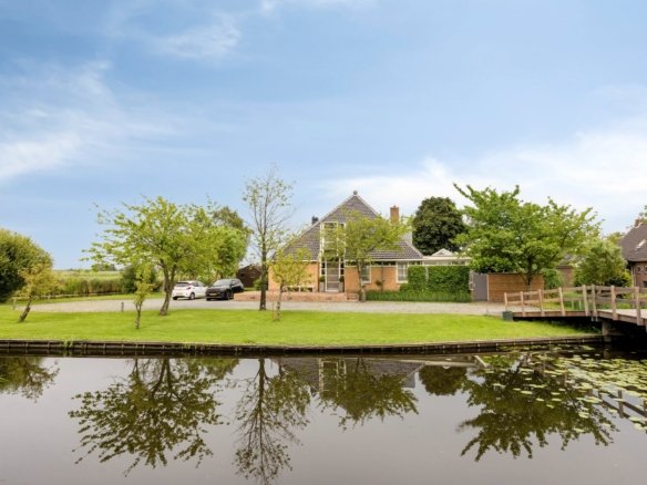 Woning aan de Dorpsstraat te Watergang
