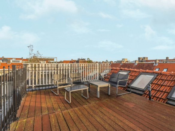 Woestduinstraat 120-3: bovenwoning met dakterras en balkon