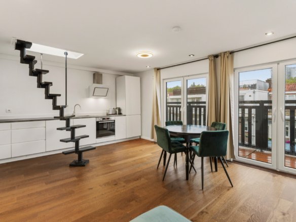 Woestduinstraat 120-3: bovenwoning met dakterras en balkon
