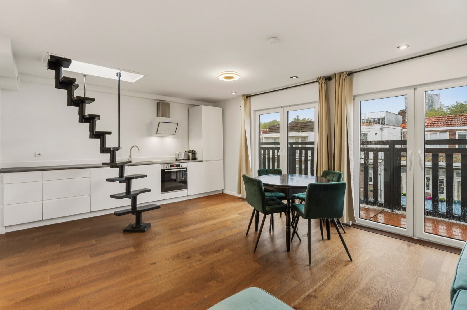 Woestduinstraat 120-3: bovenwoning met dakterras en balkon
