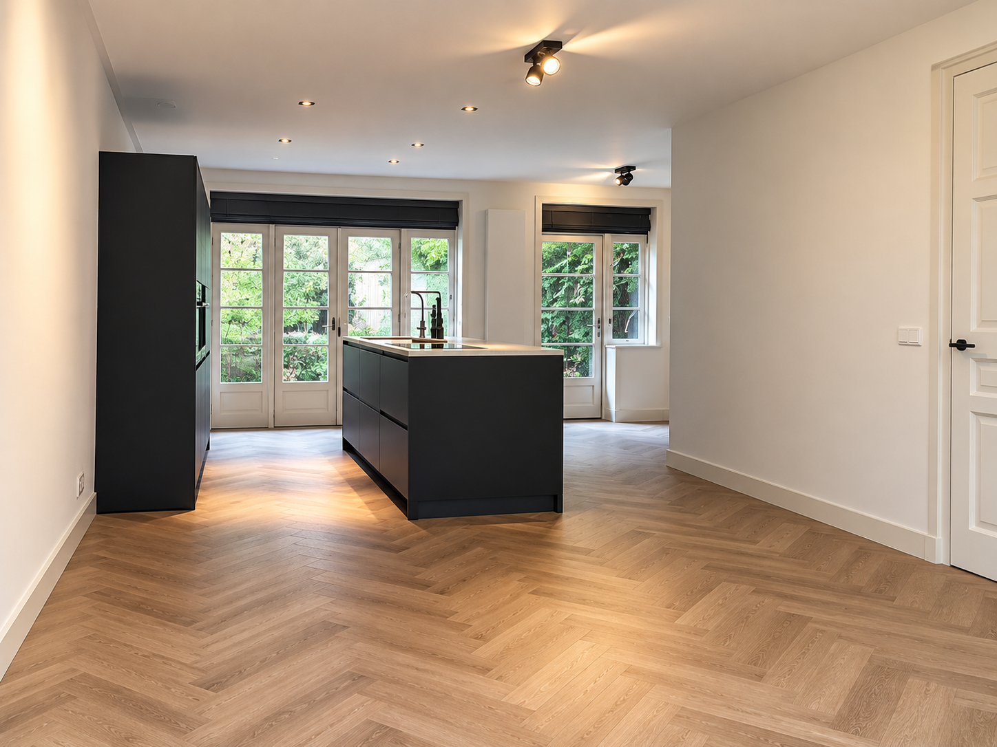 93420216_Moderne-keuken-met-groene-tuinzicht-1 Appartement in Amsterdam