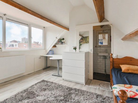 Ruime en lichte woning in Voorburg met studio zolder
