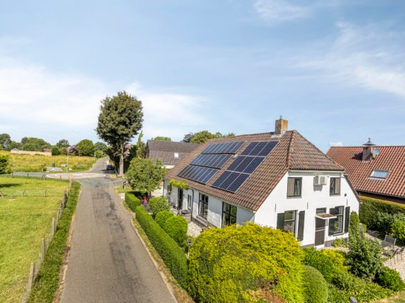 Ruime vrijstaande woonboerderij met karakter